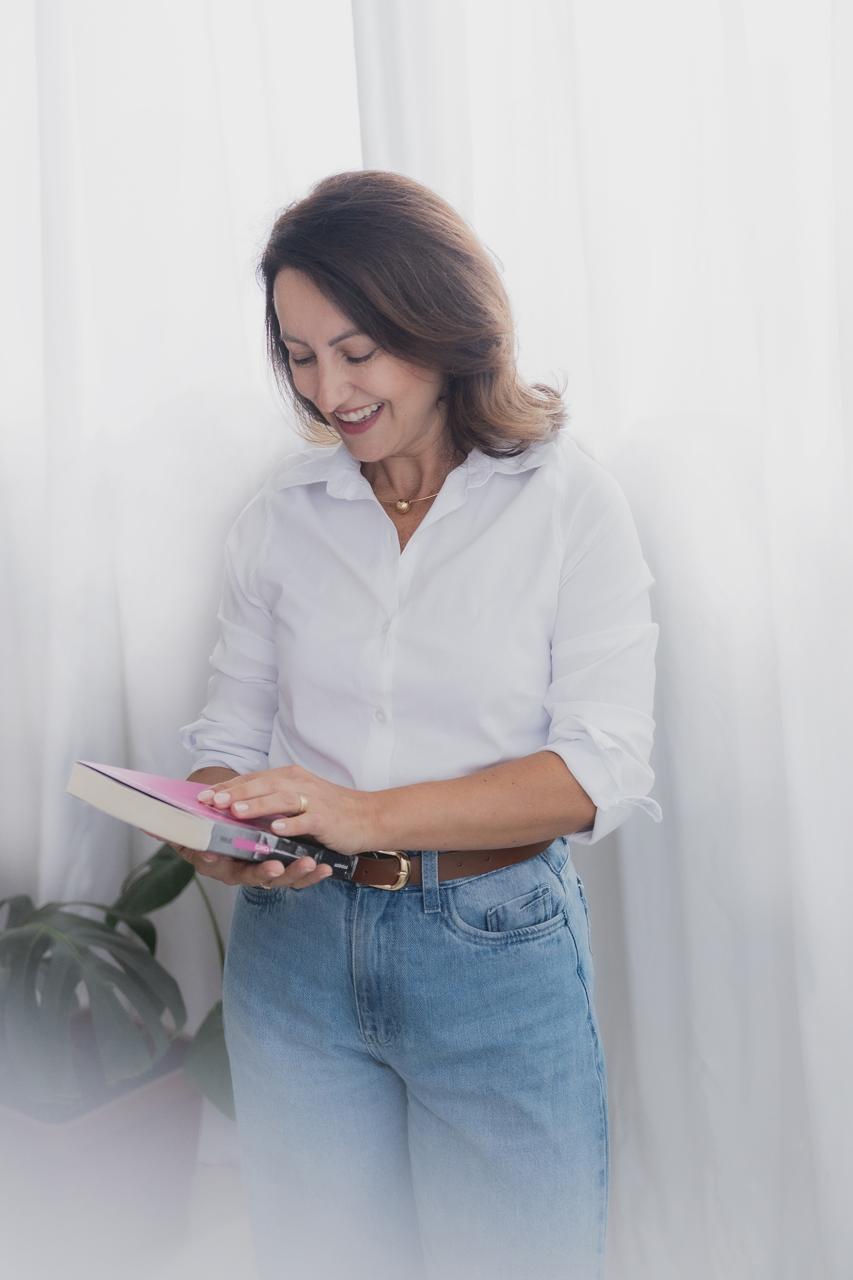 Vanessa Helena em ambiente claro, em um momento de leitura