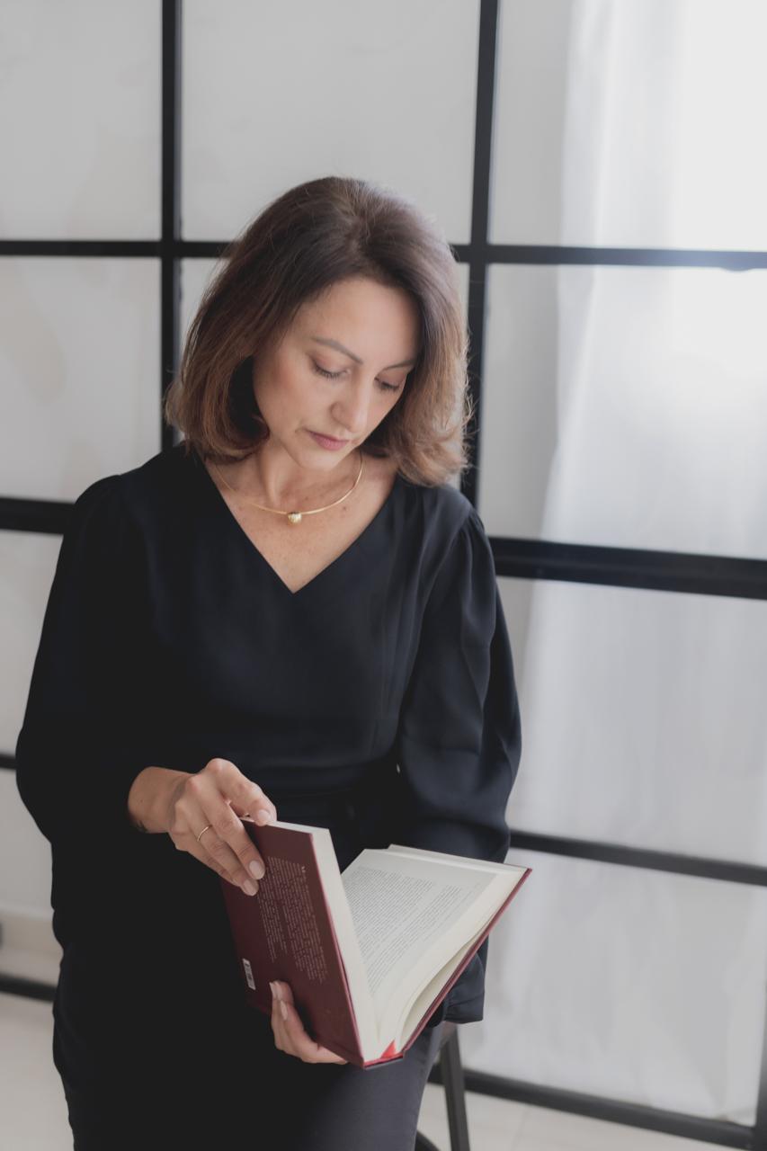 Vanessa Helena em um momento de leitura e reflexão
